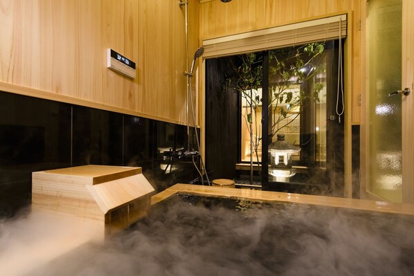 Baignoire et douche séparées, articles de toilette (gratuits)