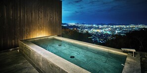 A modern outdoor swimming pool with a city view at night. - SETRE Highlandvilla HIMEJI (Himeji)