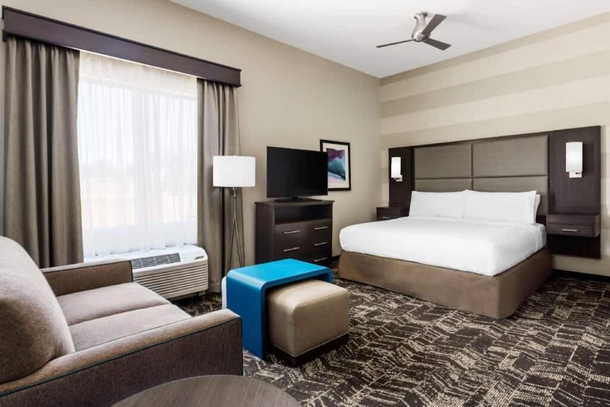 Värdeförvaringsskåp på rummet och mörkläggningsgardiner