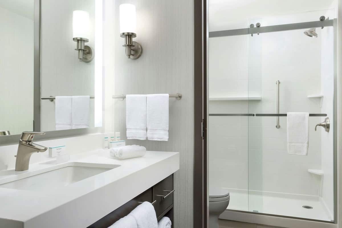 Bathroom | Eco-friendly toiletries, towels