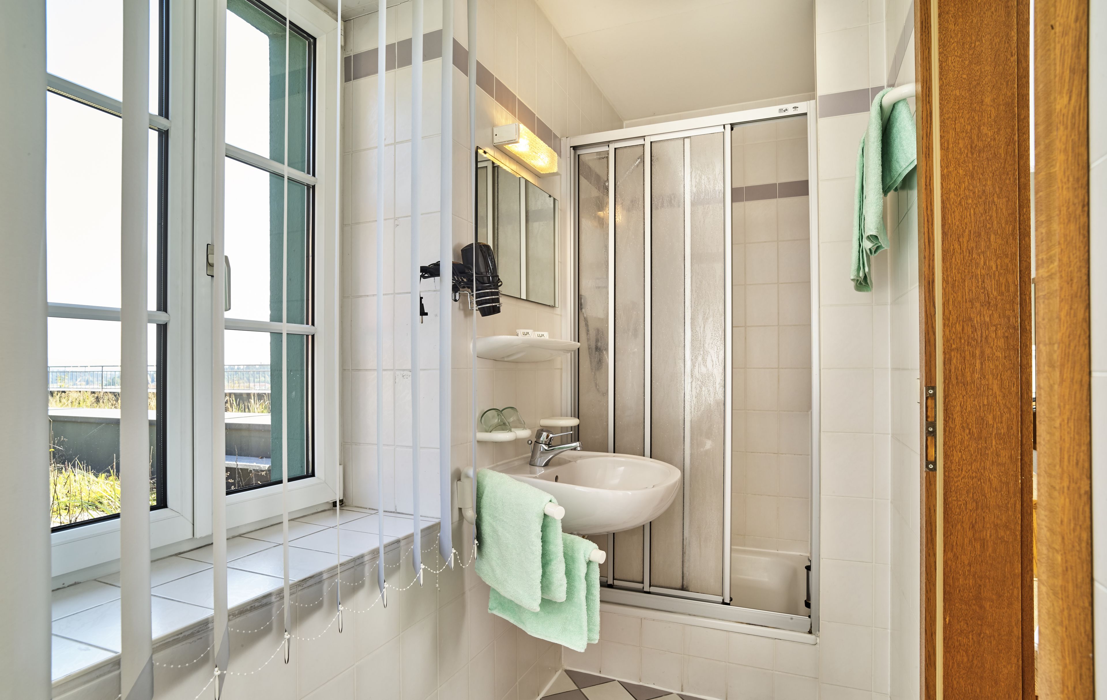 standard single room | bathroom | shower, hair dryer, towels
