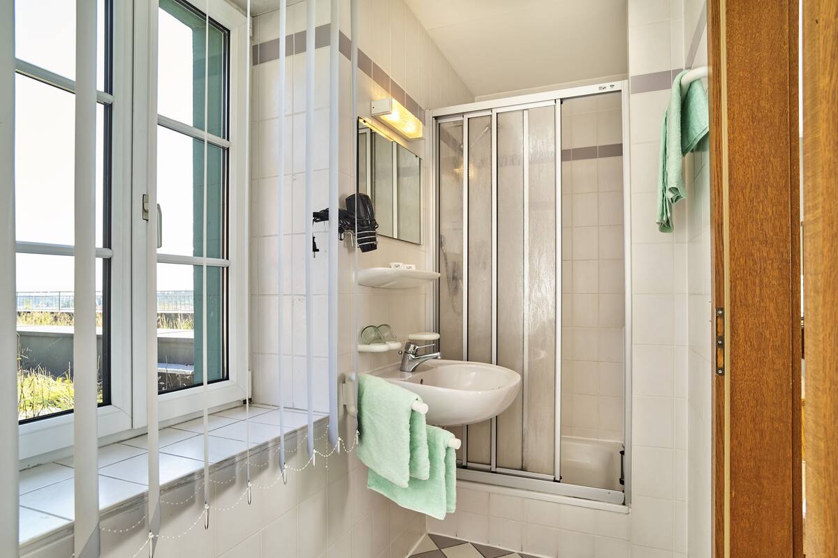 standard single room | bathroom | shower, hair dryer, towels