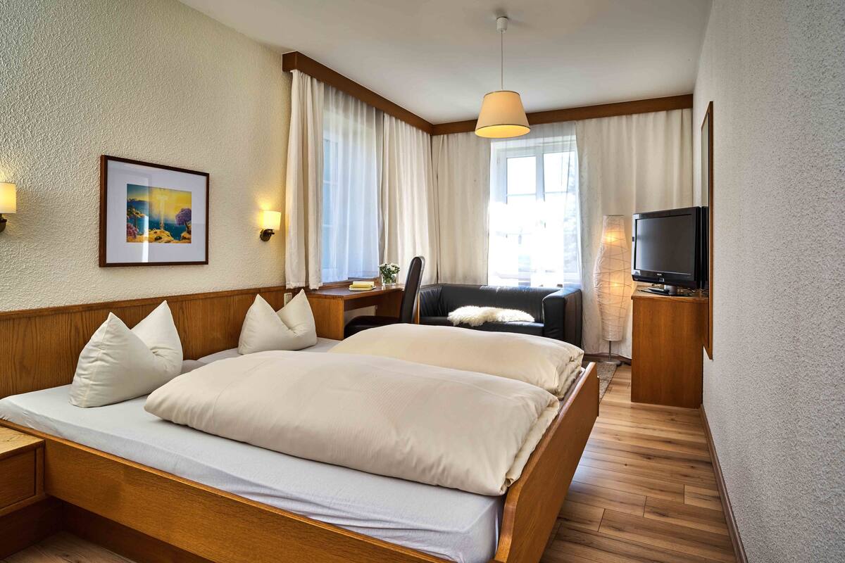 laptop workspace, free wifi