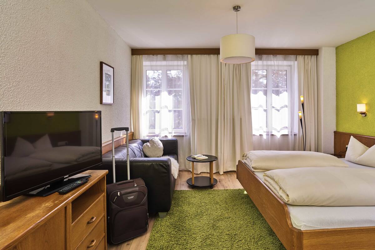 laptop workspace, free wifi