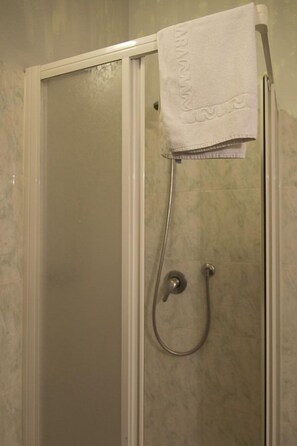 Shower, free toiletries, hair dryer, bidet - Florence Decamerone B&B (Florence)
