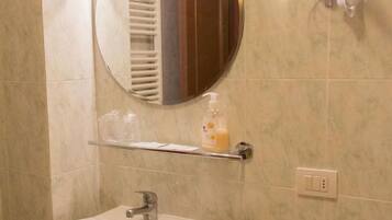 Doccia, set di cortesia gratuito, asciugacapelli, bidet