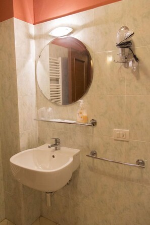 Shower, free toiletries, hair dryer, bidet - Florence Decamerone B&B (Florence)