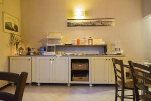Daily buffet breakfast for a fee - Florence Decamerone B&B (Florence)