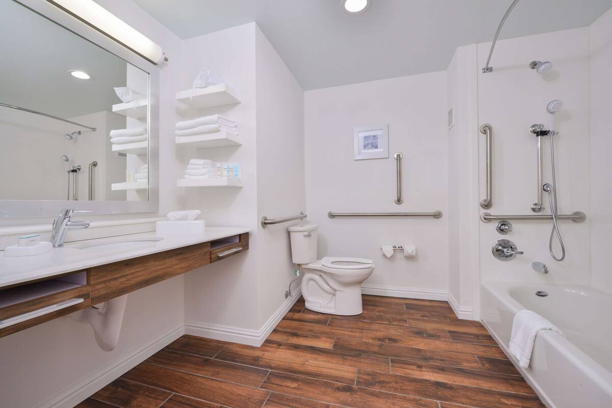 free toiletries, towels