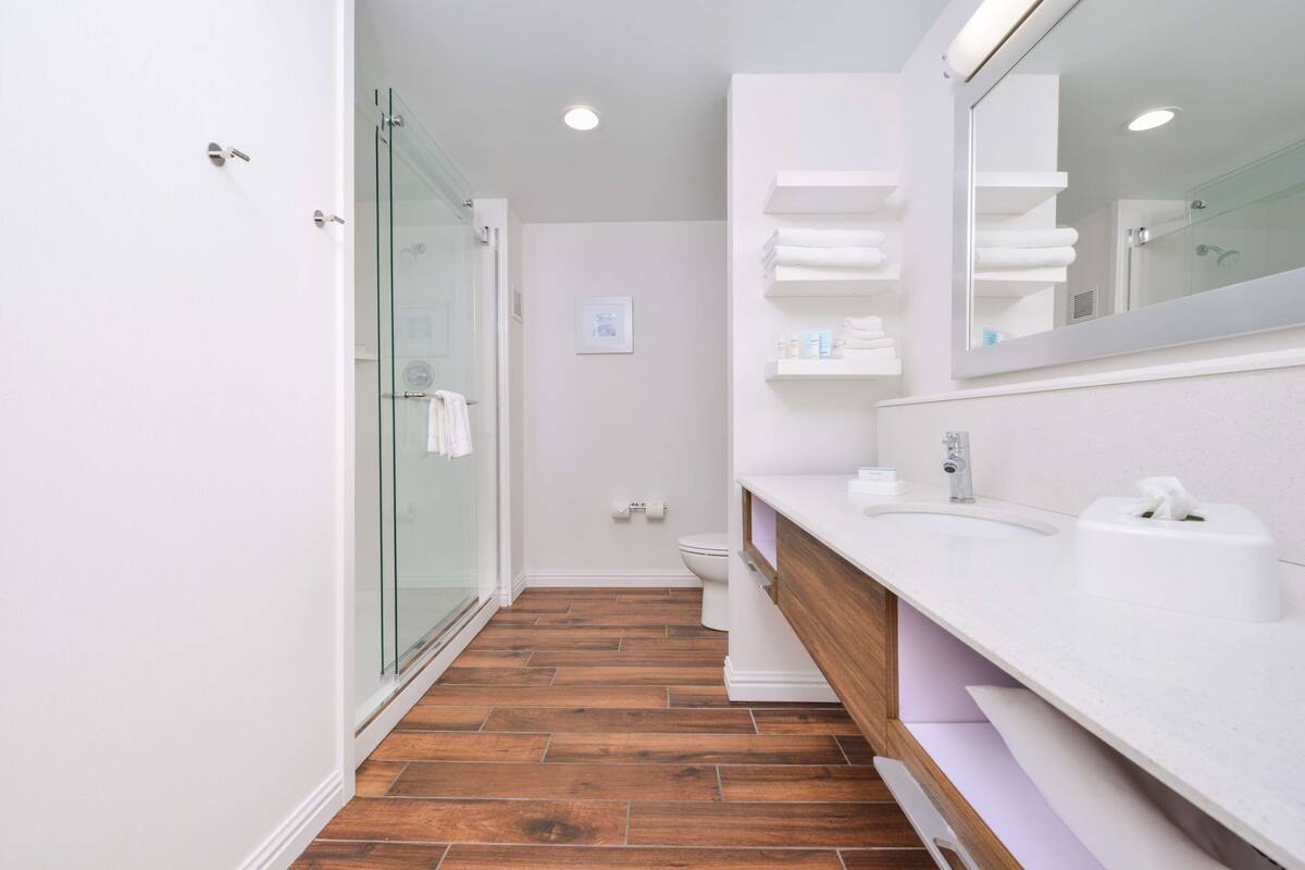 free toiletries, towels