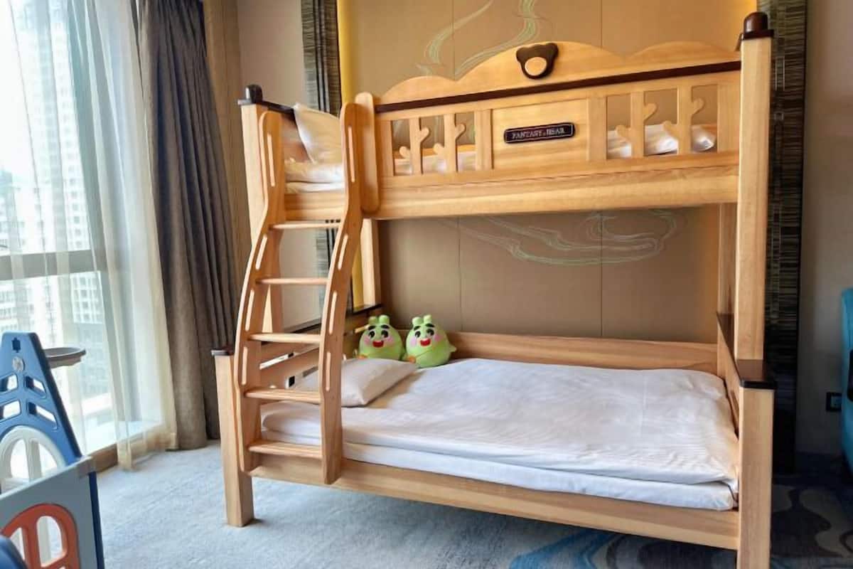 Minibar, caja de seguridad en la habitación y escritorio