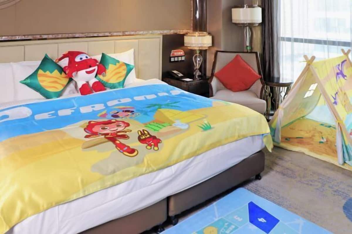 Een minibar, een kluis op de kamer, een bureau, geluiddichte muren