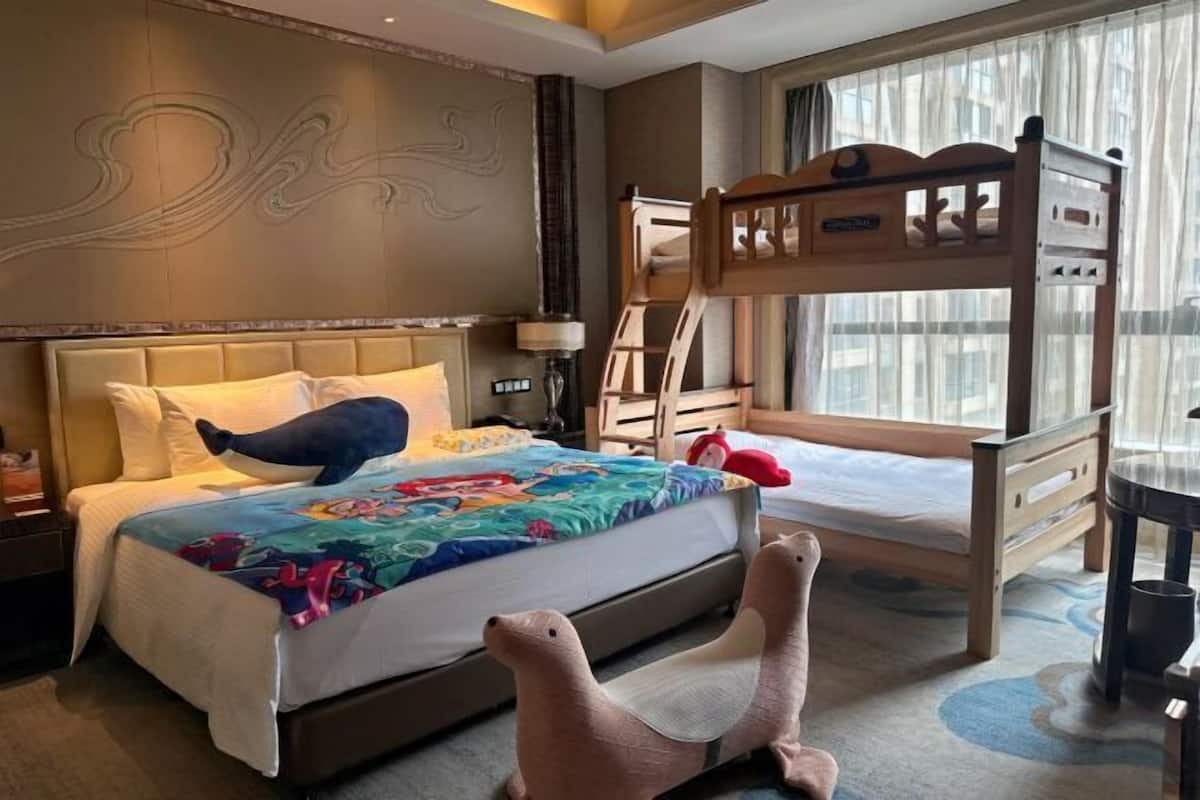 Minibar, caja de seguridad en la habitación y escritorio