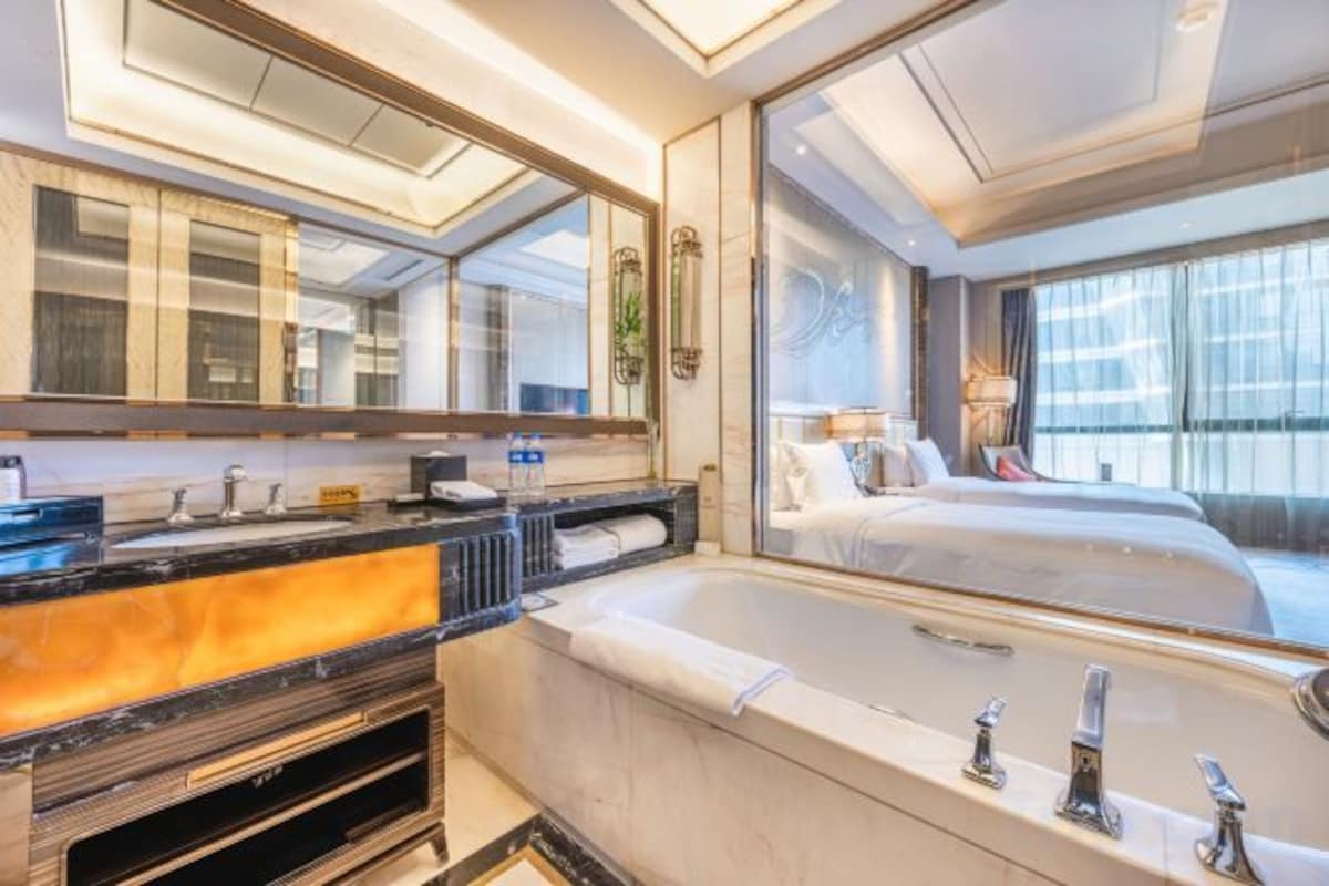 Bathroom | Separate tub and shower, free toiletries, hair dryer, bathrobes