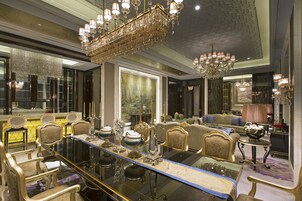 总统套房 | 起居区 | 52-英寸液晶电视 （配备卫星频道）、电视