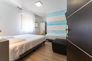 Triple Room | Soundproofing, cribs/infant beds, free WiFi, bed sheets - Hotel Benaco Bee Free (Peschiera del Garda)