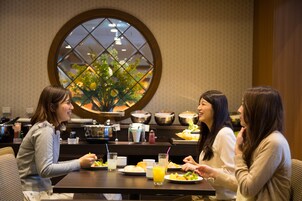 Desayuno buffet diario (JPY 1700 por persona)