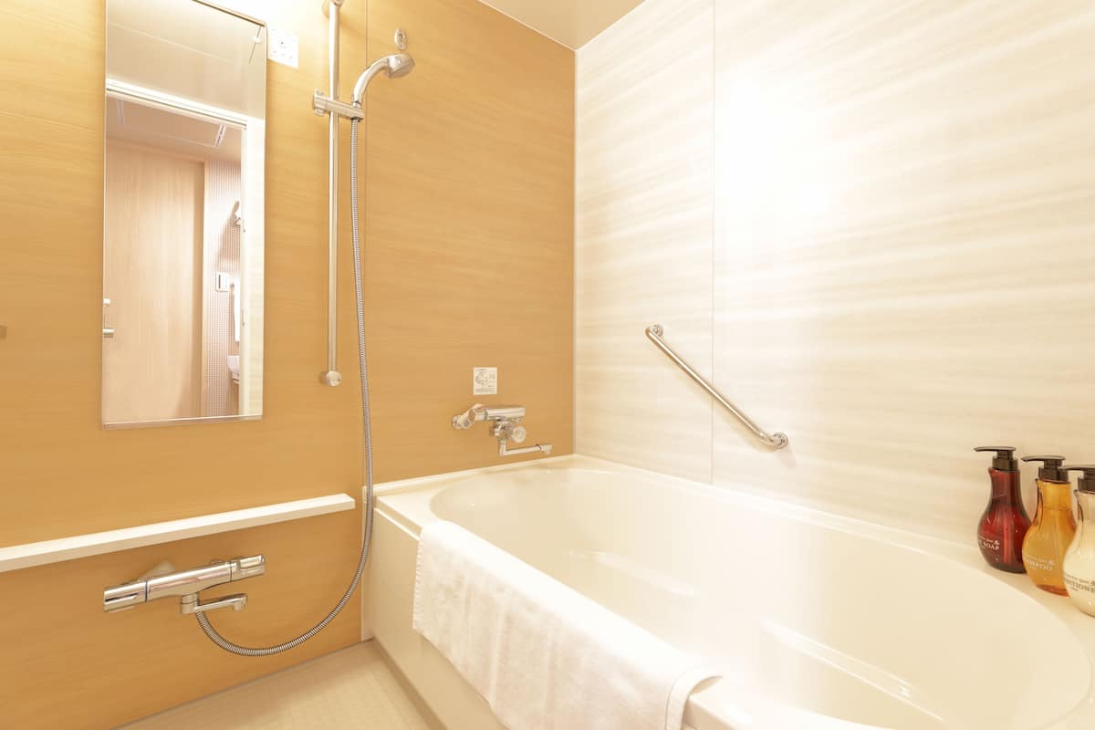 combined shower/bathtub, deep-soaking bathtub, free toiletries