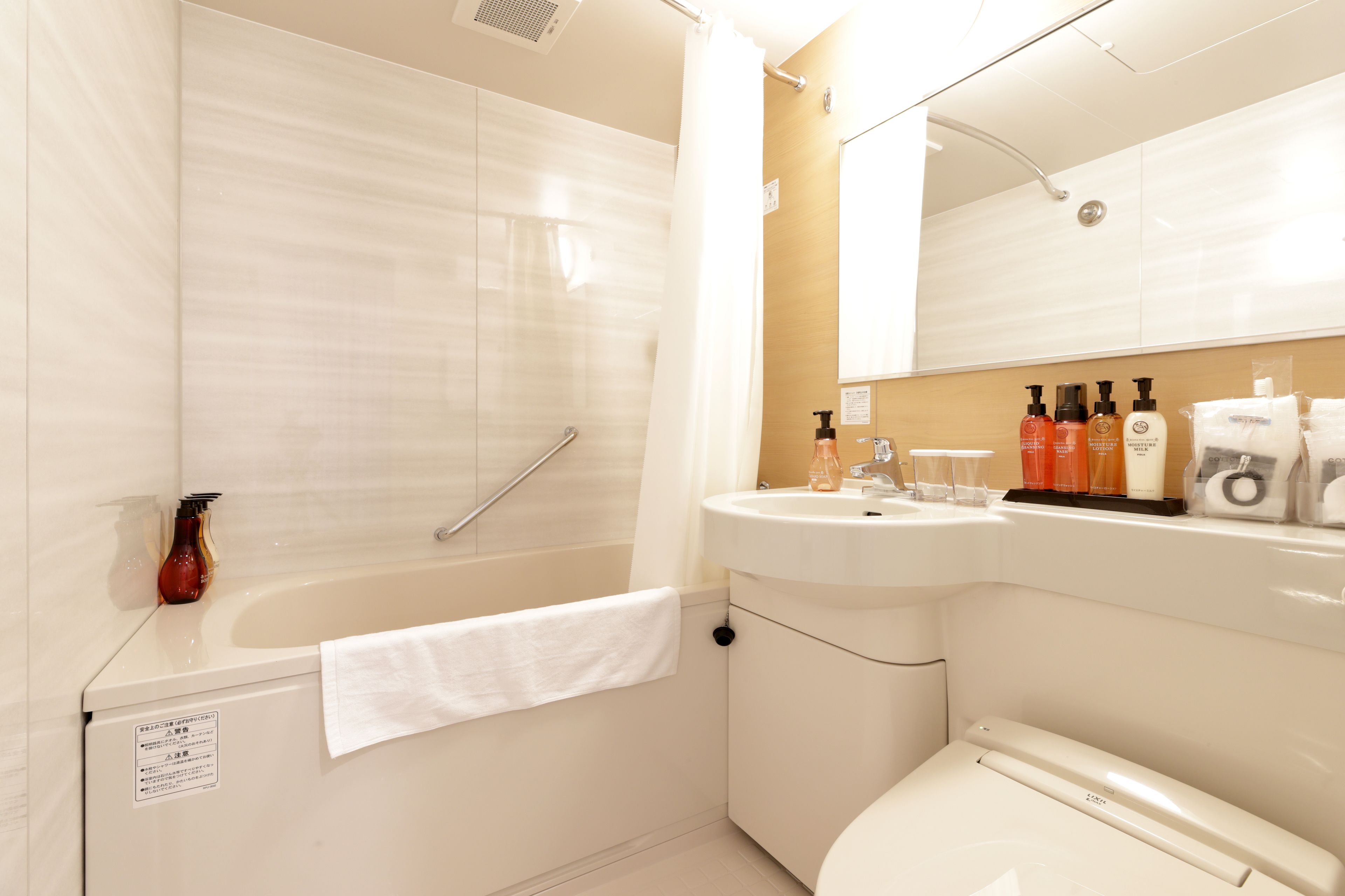 double room | bathroom | combined shower/bathtub, deep-soaking bathtub, free toiletries
