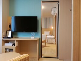 Connecting Room (2 Twin Rooms) 5~8 Guests | Down comforters, in-room safe, free WiFi, bed sheets