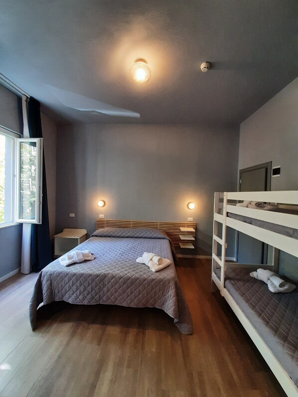 Firemannsrom – standard | Sengetøy av topp kvalitet, dundyner, safe på rommet og skrivebord