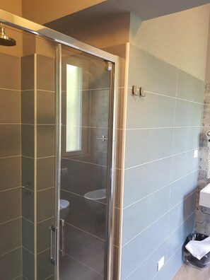 Shower, hair dryer, bidet, towels - Hotel Alabama (Rimini)