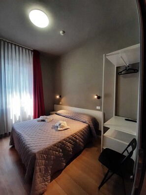 Dobbelt- eller tomannsrom – økonomi | Sengetøy av topp kvalitet, dundyner, safe på rommet og skrivebord