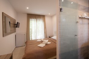 Standard Double Room | Soundproofing, iron/ironing board, free WiFi, bed sheets - Pension Avocado (Skiathos)