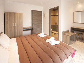 Sextuple Room (Split Level) | Soundproofing, iron/ironing board, free WiFi, bed sheets - Pension Avocado (Skiathos)