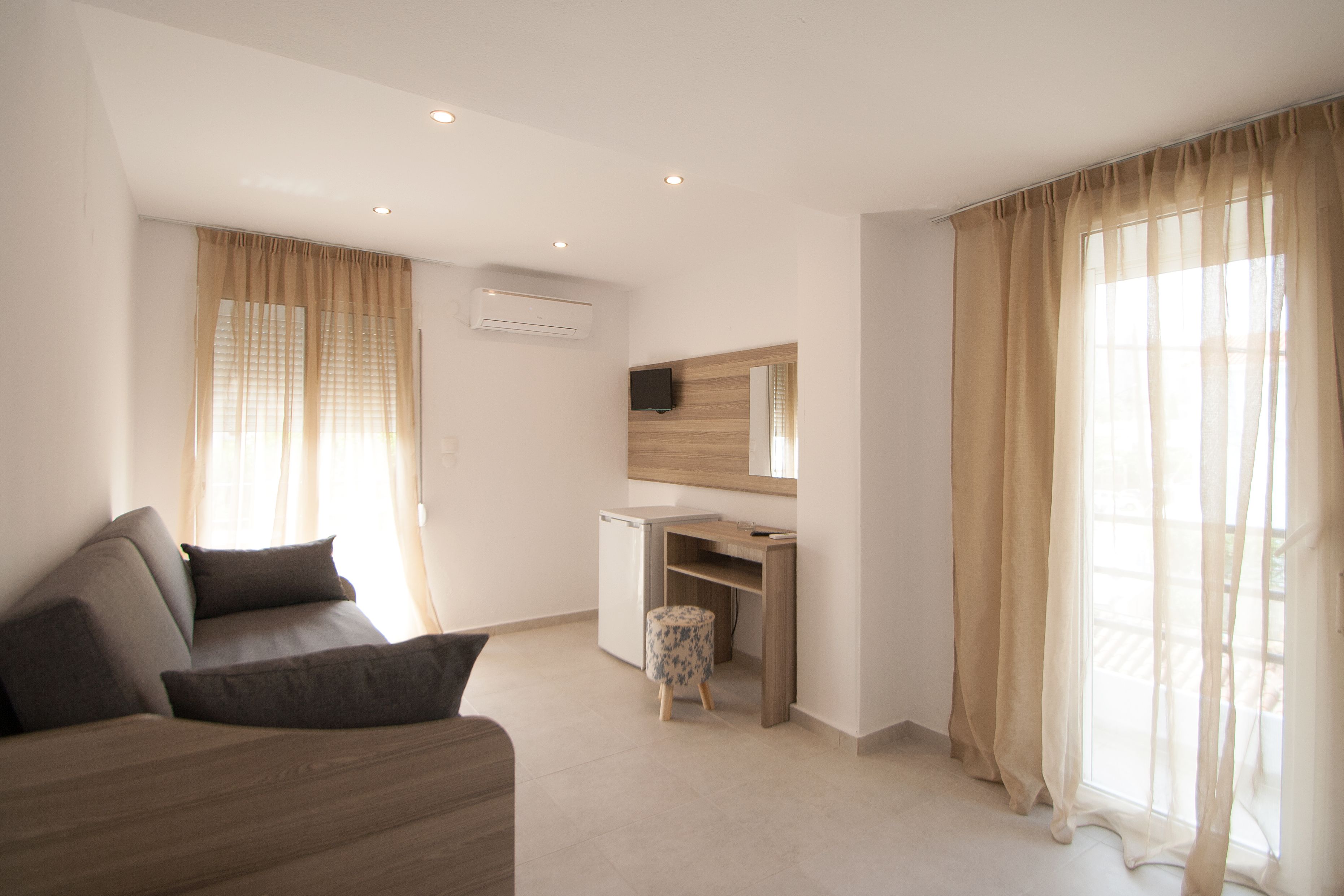 Sextuple Room (Split Level) | Coin séjour | Télévisions à écran plasma