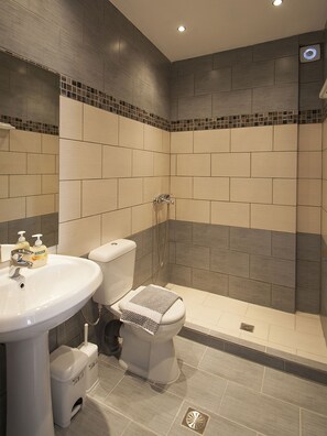 Sextuple Room (Split Level) | Bathroom | Shower, free toiletries, hair dryer, towels - Pension Avocado (Skiathos)