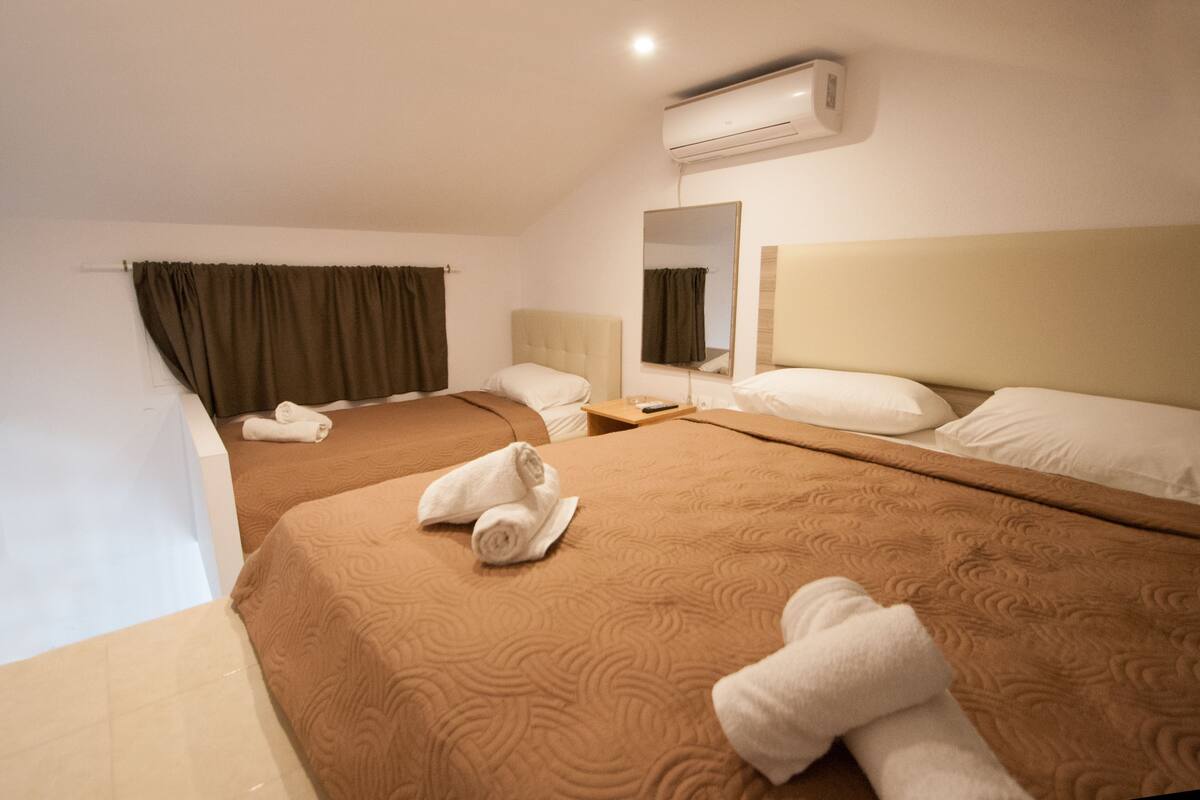 Quintiple Room (Split Level)  | 隔音、熨斗/熨板、免费 WiFi、床单