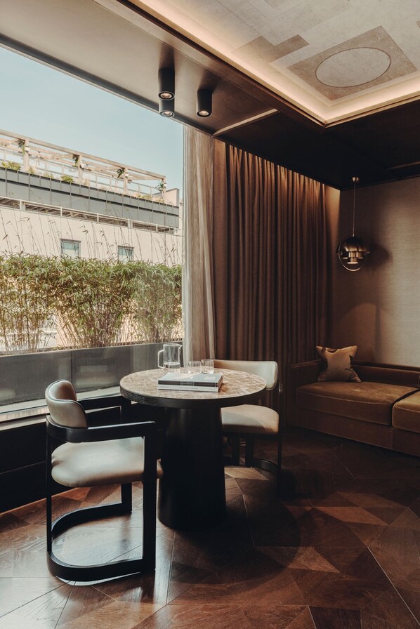 Sábanas de algodón egipcio, ropa de cama de alta calidad y minibar 