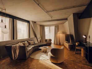 Suíte com design assinado, 1 cama King, sacada, vista para o pátio (Nobu Suite) | Roupas de cama de algodão egípcio, roupas de cama premium, frigobar