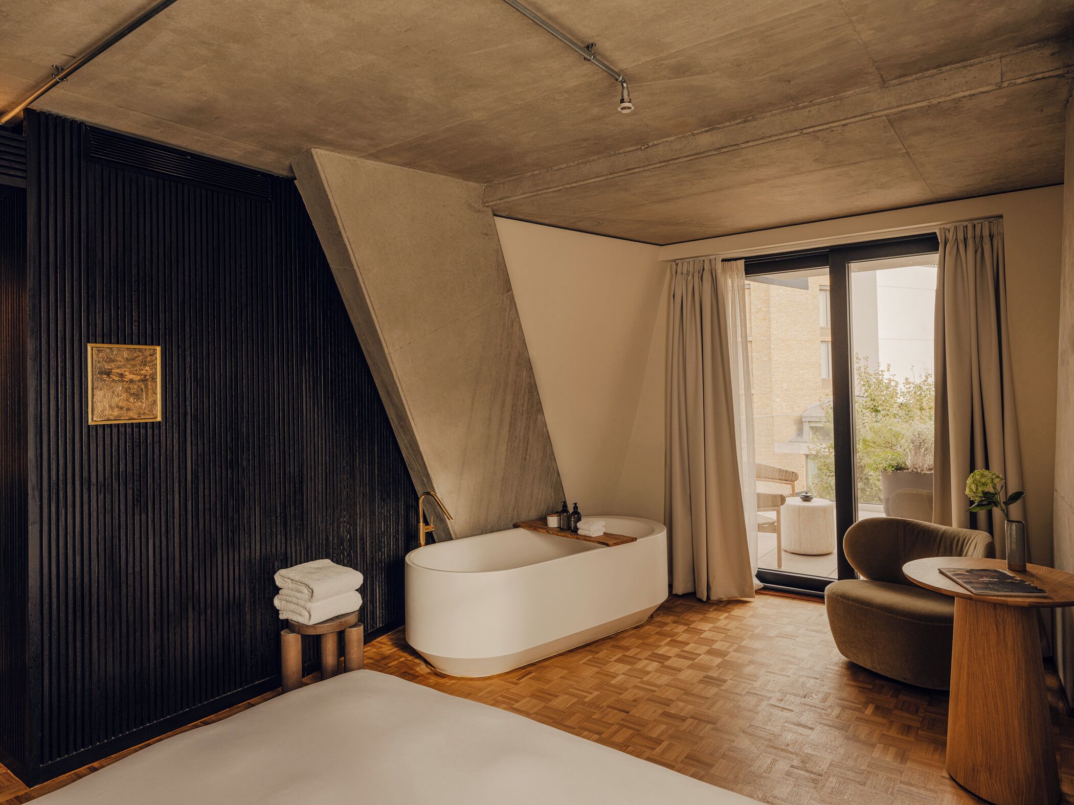 Svit Signature - 1 kingsize-säng - balkong - utsikt mot innergården (Nobu Suite) | Egyptiska bomullslakan, sängtillbehör av högsta kvalitet och minibar