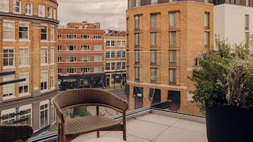 Suíte com design assinado, 1 cama King, sacada, vista para o pátio (Nobu Suite) | Roupas de cama de algodão egípcio, roupas de cama premium, frigobar