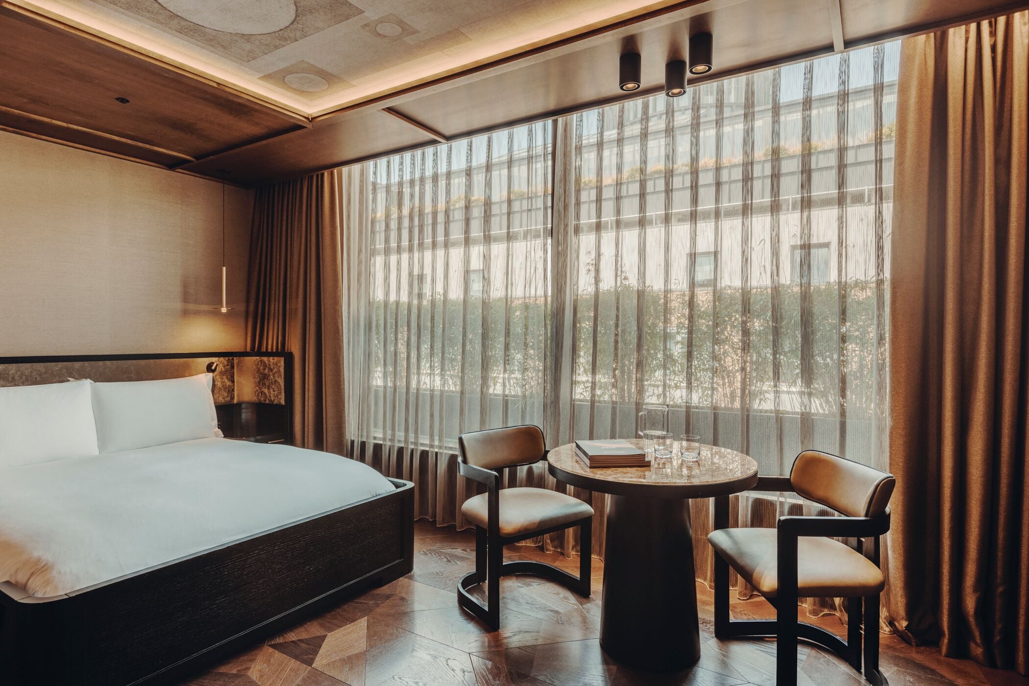 ملاءات من القطن المصري وأغطية فراش متميزة وميني بار وخزنة داخل الغرفة