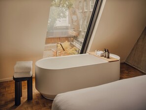 Shoreditch Balcony Suite | Egyptian cotton sheets, premium bedding, minibar, in-room safe - Aethos Hotel London Shoreditch (London)