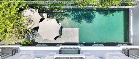 Minibar, in-room safe, desk, free WiFi