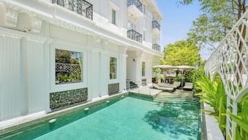 Piscina externa, guarda-sóis, espreguiçadeiras