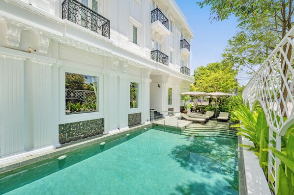 Außenpool, Sonnenschirme, Liegestühle