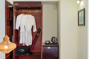 Minibar, coffre-fort, bureau, accès au Wi-Fi (inclus)