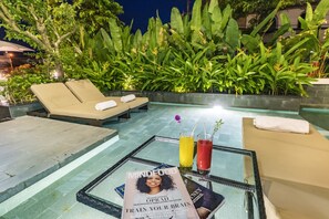 Outdoor pool, pool umbrellas, pool loungers - Hoi An Canal House Riverside By Haviland (Da Nang)