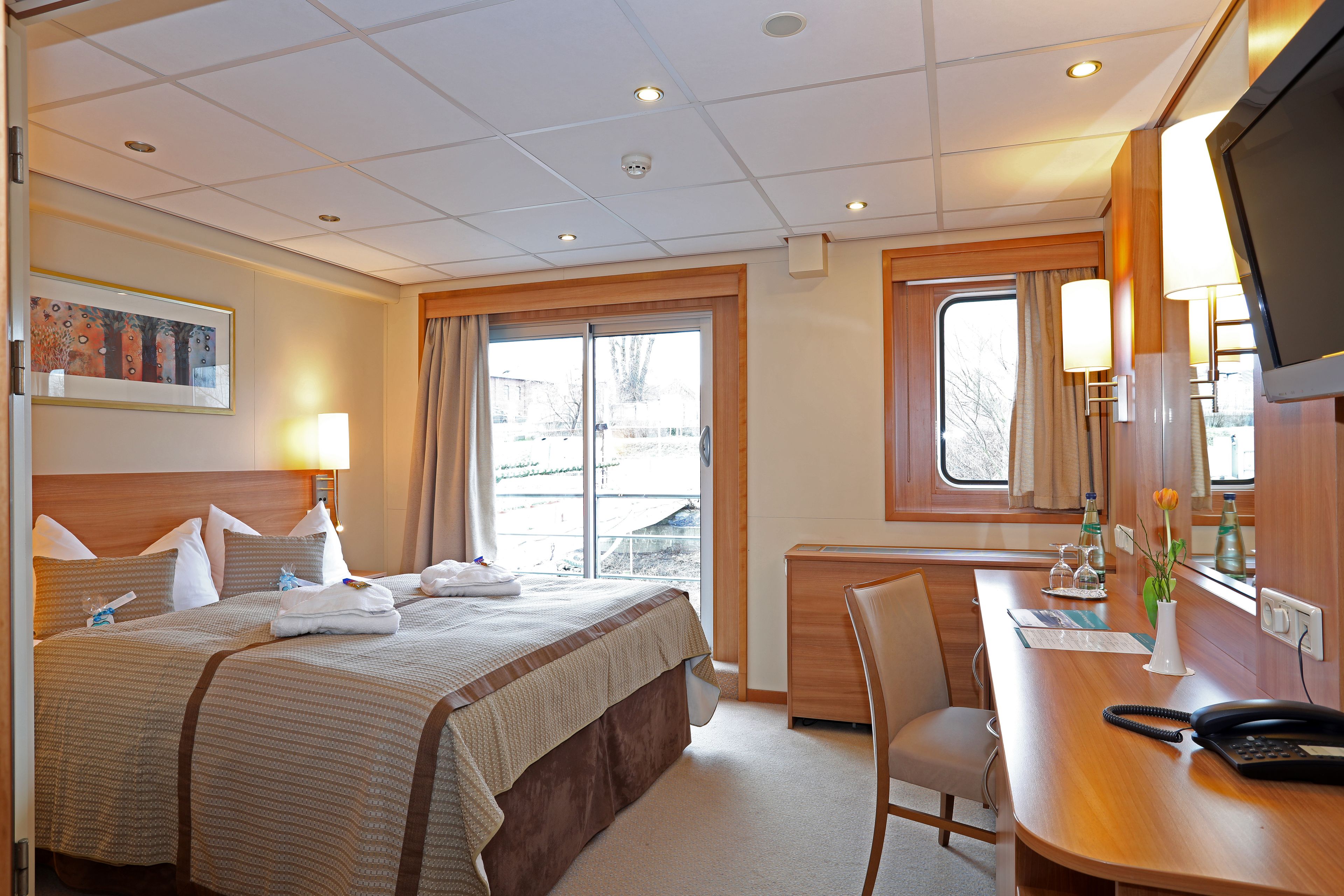 suite | in-room safe, desk, free wifi, bed sheets