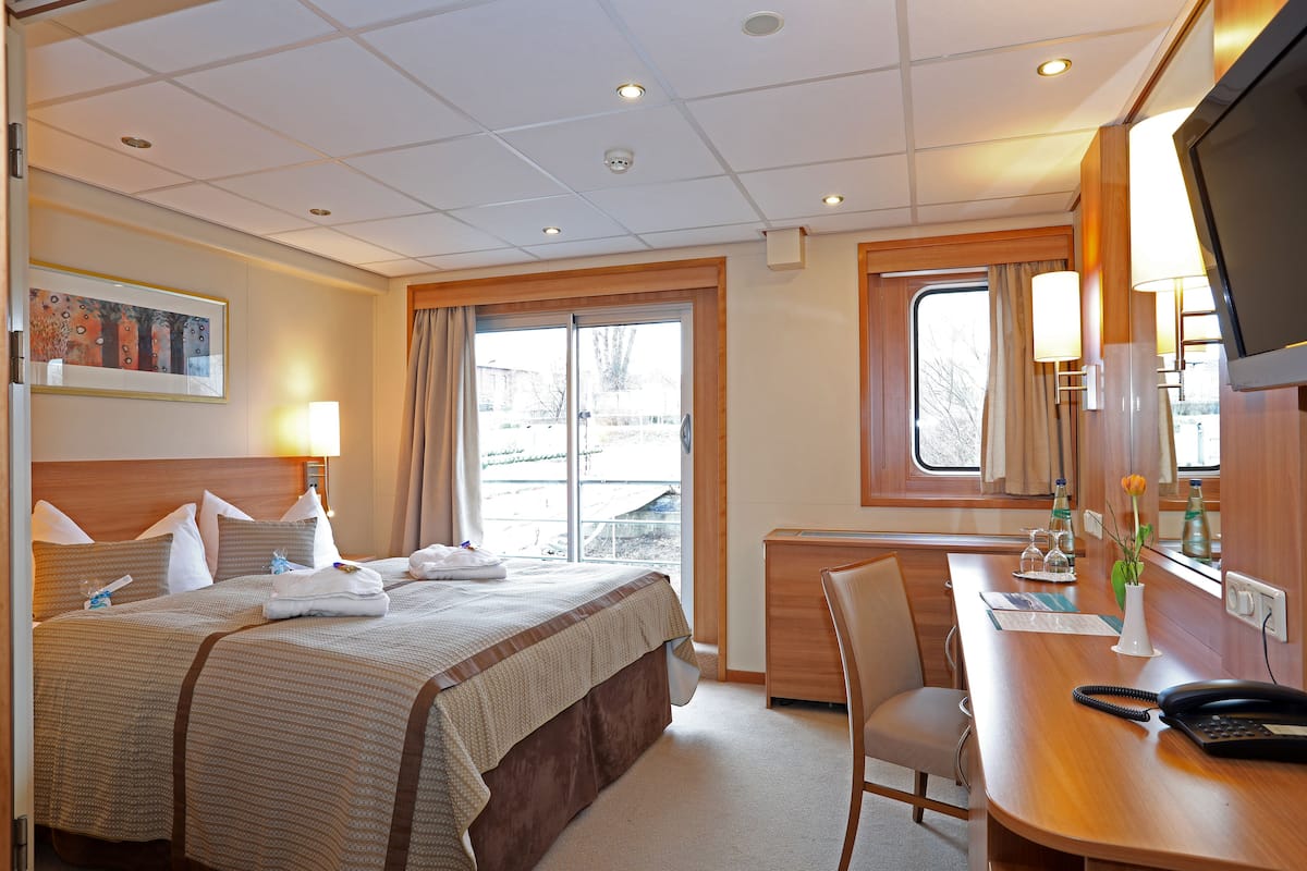 suite | in-room safe, desk, free wifi, bed sheets