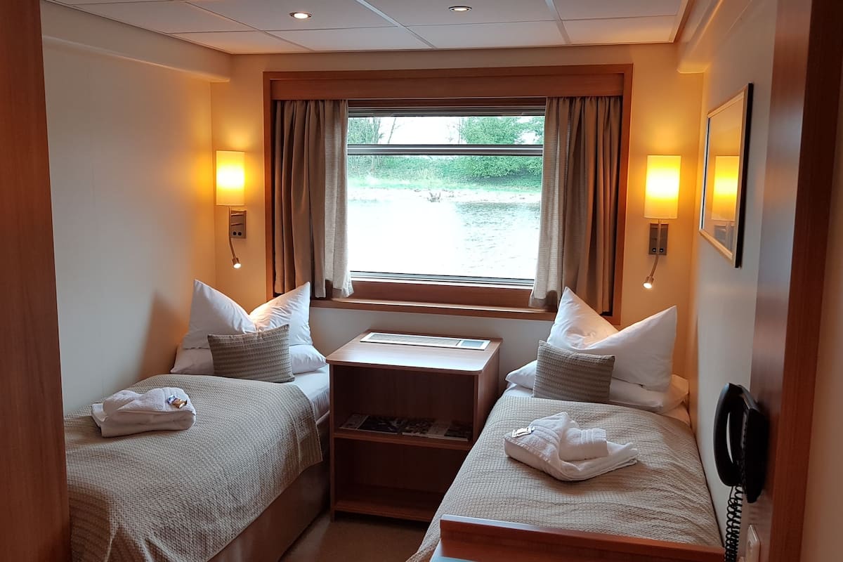 cabin (upper deck) | in-room safe, desk, free wifi, bed sheets