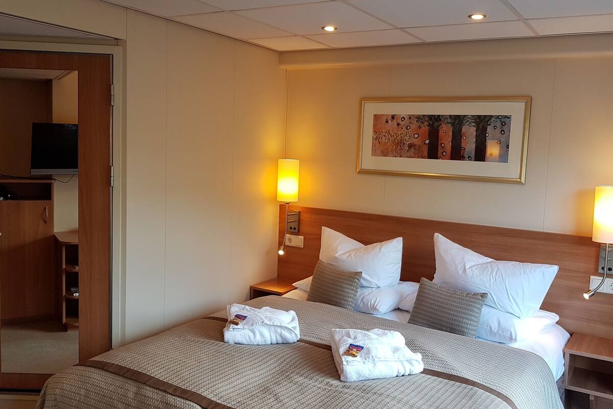 Suite | In-room safe, desk, free WiFi, bed sheets