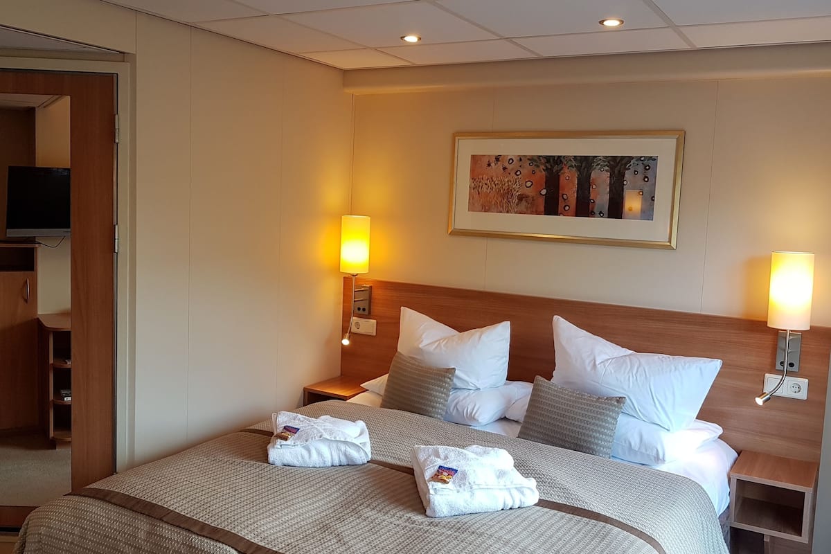 suite | in-room safe, desk, free wifi, bed sheets