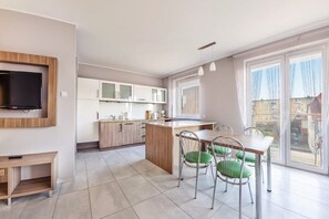 Apartment, 1 Bedroom, Balcony | Dapur peribadi | Peti sejuk, dapur, pembancuh kopi espreso, cerek elektrik 