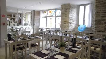 Phục vụ bữa tối, món Pháp